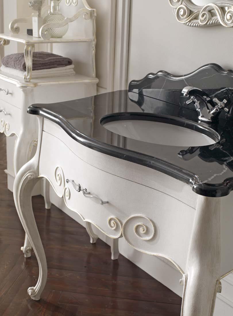 Dante Mobile e specchiera in legno con dettagli intagliati a mano, finitura decorato bianco grigio e argento meccato. Piano in marmo nero marquinia spessore 3 cm. con lavabo in ceramica sottopiano.