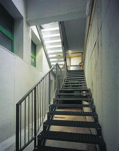 Nelle scale di emergenza o uso pubblico verrà impiegato il gradino a normativa con le dimensioni di 1200 x 320 mm.