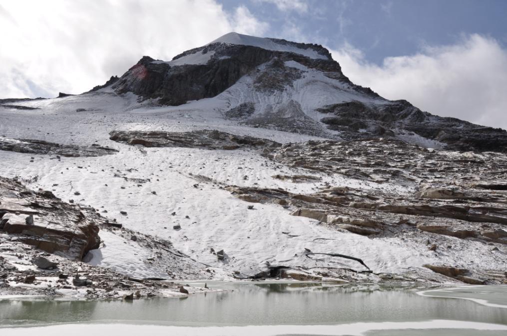 Il lago proglaciale è sempre più esteso e ridotto è il calving frontale con fronte