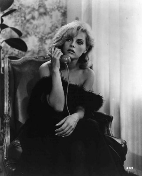 Scena dell'episodio "La telefonata" del film "Le bambole" - Regia Dino Risi - 1965 - L'attrice Virna Lisi al