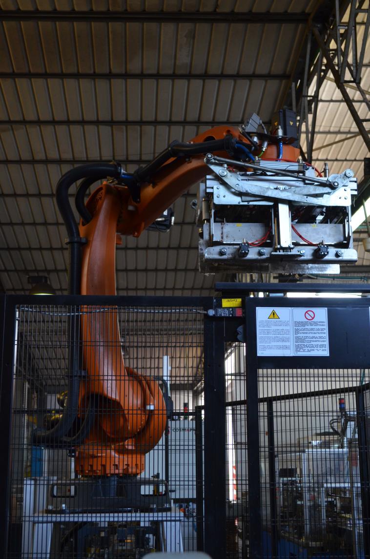 Il nuovo impianto di pallettizzazione del prodotto finito incartonato L impianto si compone di un Robot antropomorfo, n.