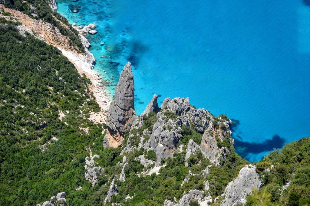 Giorno 2 Baunei Ogliastra Dopo la colazione, partenza di primo mattino verso l Ogliastra, più precisamente raggiungeremo il comune di Baunei per affrontare un escursione di circa 7km totali che ci