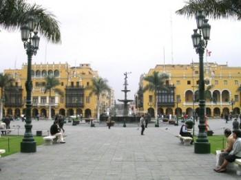 Visita al Palazzo Presidenziale, l'arcivescovado e la Cattedrale di Lima.