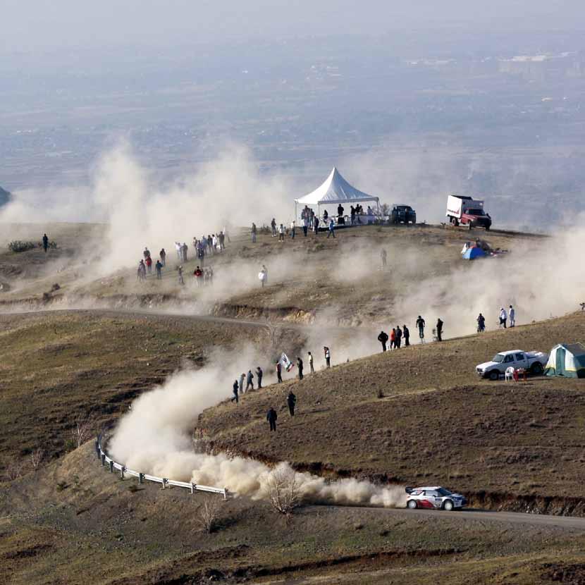 In viaggio sulla pista ideale Il volante ben saldo in mano Il cammino verso il successo è spesso duro e pieno di ostacoli.