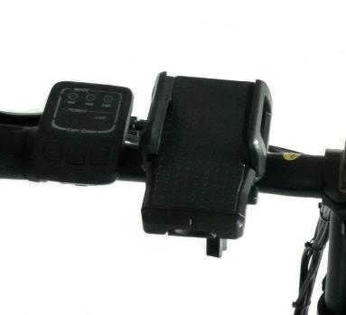 Caricatore USB per smartphone La bicicletta è dotata di un caricatore per smartphone, posizionato sul manubrio. Il porta smartphone è universale e si adatta a qualsiasi apparecchio.