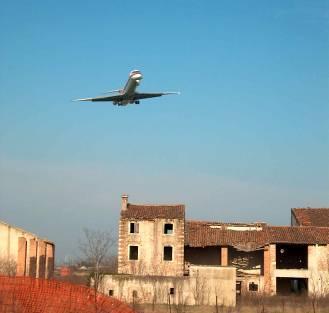 (e/o a ditte ad essa collegate), mentre è evidente che l ipotesi di tracciato ALTERNATIVO in aderenza, il più possibile, con l Autostrada A4 va ad interessare sicuramente la proprietà della Nuova