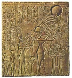 Le due sindromi determinano, infatti, deformazioni del corpo paragonabili a quelle mostrate nelle molte rappresentazioni della famiglia di Akhenaton, ma solamente la seconda sembra degna di essere