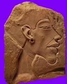 61072 Akhenaton 61070 Nefertiti Busto di Akhenaton con occhio destro chiuso (museo del Cairo) Sopra, profilo di Akhenaton e della mummia 61072 Sotto, profilo di Nefertiti e della mummia 61070 Famosa