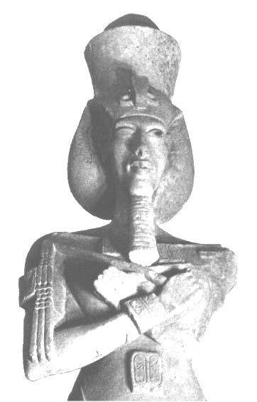 Questa ipotesi sembra essere avallata dalla particolarissima statua di Akhenaton, nella quale il sovrano si fece rappresentare completamente nudo e senza organi genitali maschili, ma anche da varie