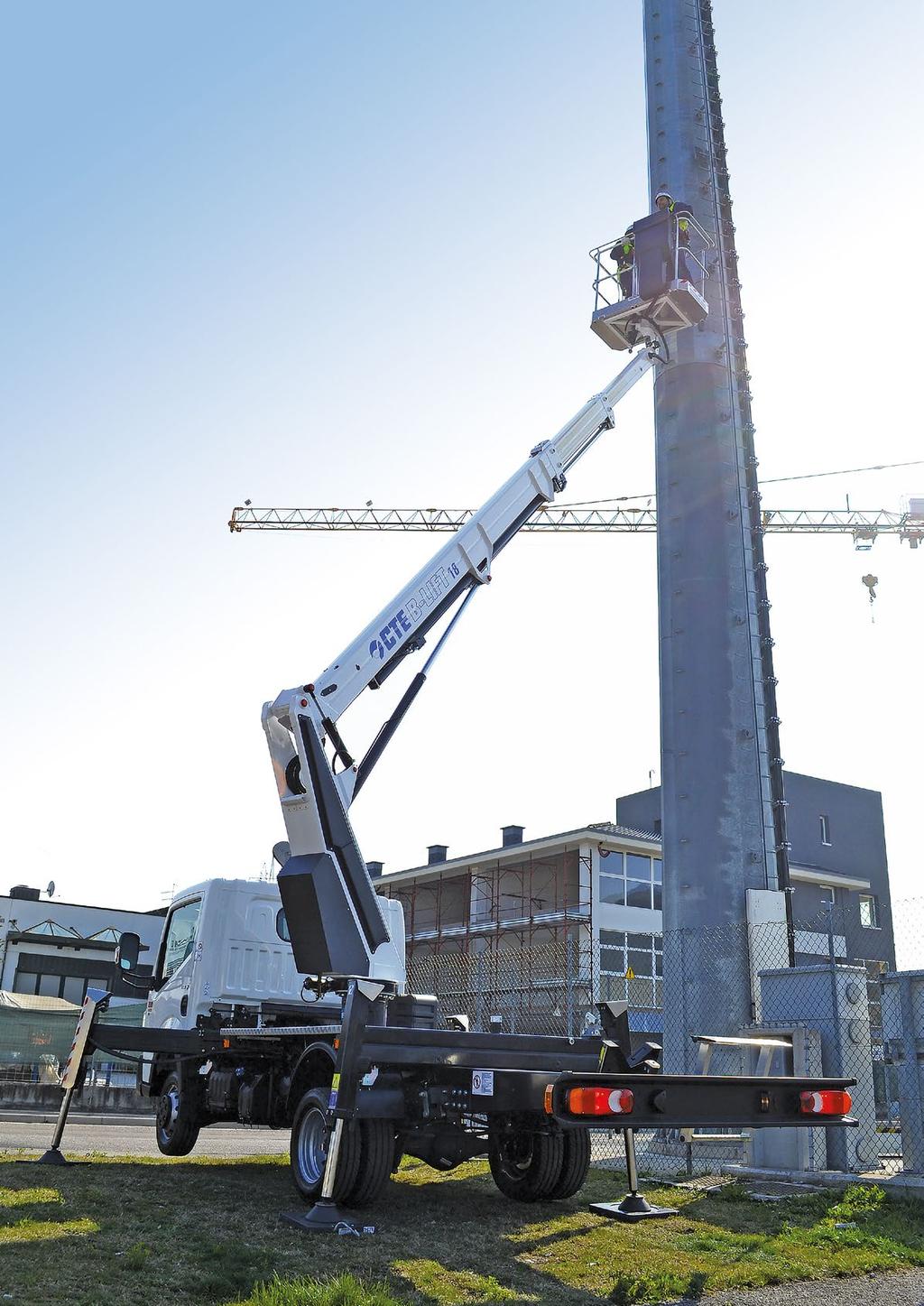 PORTATA IN NAVICELLA 300 KG In risposta alla crescente domanda del mercato europeo per macchine con portata aumentata in navicella, il modello CTE B-LIFT 18 offre la possibilità di portare in quota