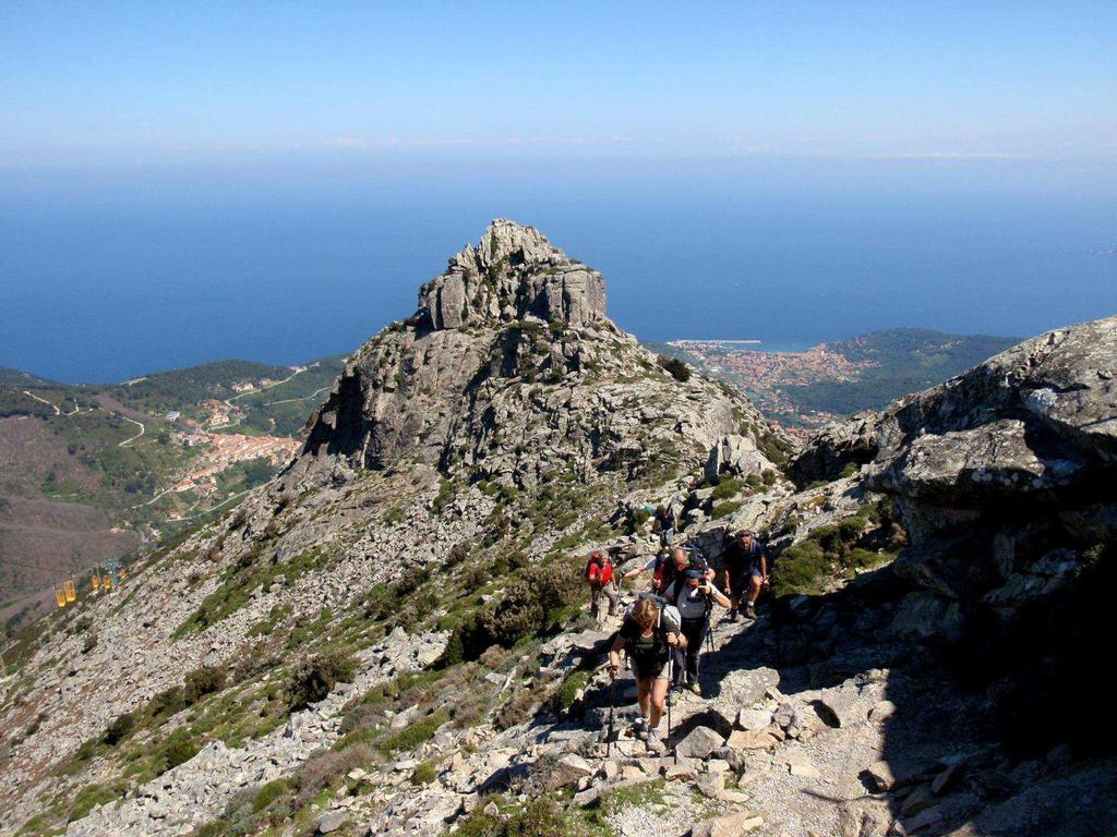 GIORNO 3 :Terza e ultima tappa da Marmi a Pomonte (8-9 ore). Dall hotel, dopo la colazione, il pullman ci porterà al parcheggio dell area attrezzata a picnic nei pressi del monte Perone (m.