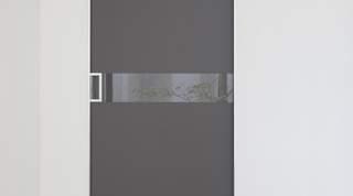 matte black lacquered handle Piana scorrevole con fascia 4 ante _Binario a 2 vie incassato nel soffitto _Telaio in alluminio anodizzato nero (RAL 9011) _Anta in vetro neutro (D-10) _Fascia centrale