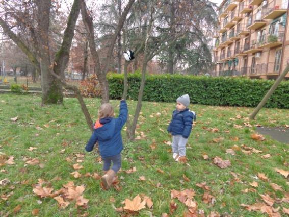 L educatrice invita poi i bambini