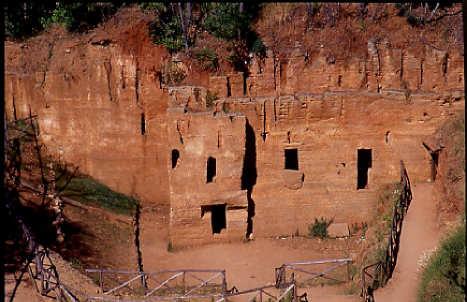 A sinistra: necropoli ellenistica delle Grotte (IV III secolo a.c.). A destra: strada basolata (III I secolo a.c.), are acropoli di Populonia.