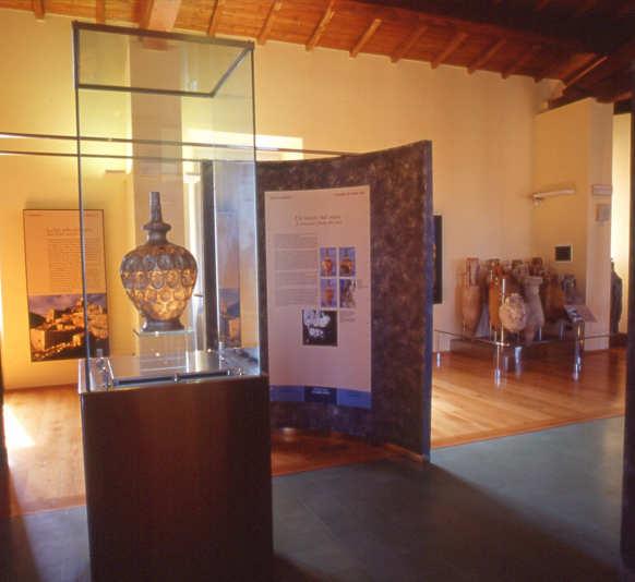 A sinistra: Museo archeologico del territorio di Populonia A destra: anfora argentea di porto Baratti Qui, attraverso suggestive ricostruzioni dei paesaggi, delle attività e degli ambienti antichi,