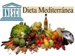 DIETA MEDITERRANEA 55-60% di Glucidi: 80% glucidi complessi (farro, orzo, riso, mais, cereali ) 20% di zuccheri semplici 10-15% di Proteine: 60% di origine animale (carni soprattutto bianche, pesce