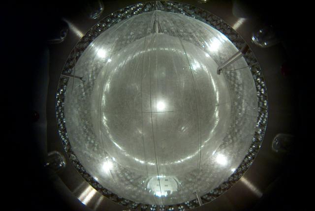 Borexino al Gran Sasso: un rivelatore in real-time per neutrini solari di bassa energia La collaborazione College de France Foto dell inner vessel montato all interno della sfera di supporto dei