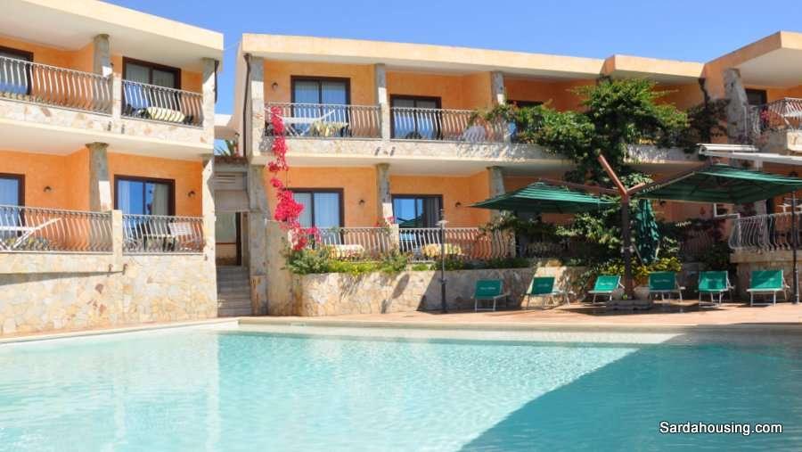 Residence Palm Village A Villasimius in Sardegna vi proponiamo una ben avviata struttura ricettiva con piscina e giardino, a tre minuti dalla Spiaggia di Simius.