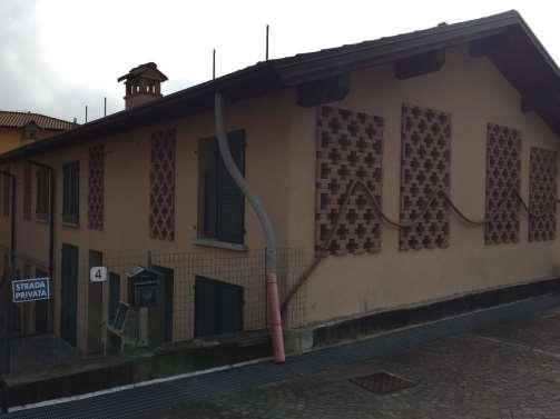 aiuola centrale); tra i corpi di fabbrica il cortile pedonale comune che collega il piazzale a via Sorgenti bassa.