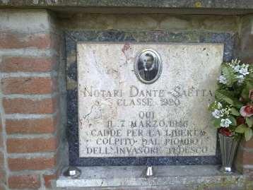 Alla Memoria di Notari Dante, "Saetta" In marmo chiaro con profilo scuro, la lapide presenta l'epigrafe in rilievo e la fotoceramica del caduto.