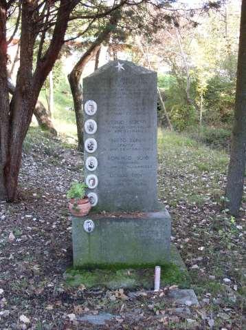 Alla memoria di Aronne Simonini, "Capelli"; ed ai Compagni Caduti Si tratta di un cippo in pietra con epigrafe e nominativi in incavo; le fotografie dei sette caduti sono racchiuse in cornici ovali