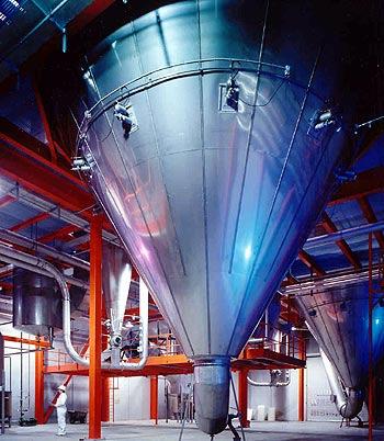 L essicazione spray si divide in tre fasi: atomizzazione : il prodotto viene nebulizzato grazie ad una corrente d aria in particelle di 50-250 μm.