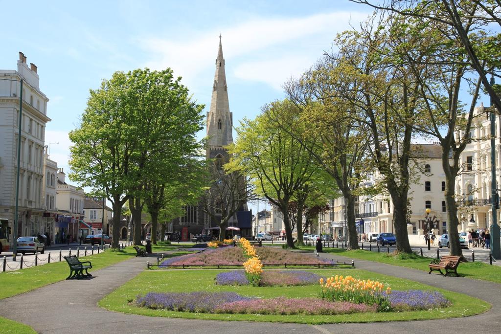 Alcune delle maggiori attrazioni sono il Royal Pavilion e il Preston Manor, il Brighton Pier, il Sea Life Centre e poi ancora musei, giardini, parchi e