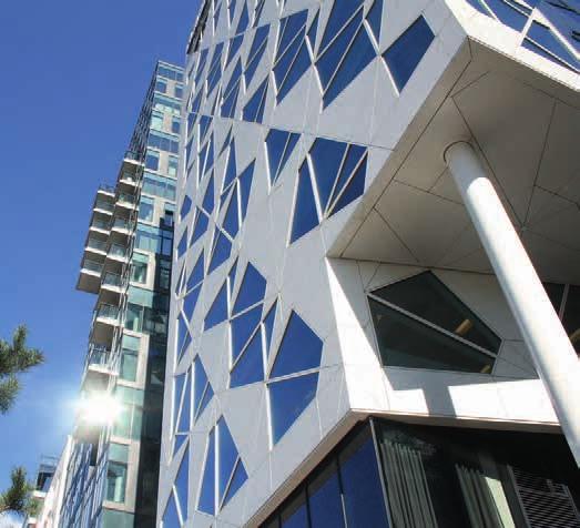 L edificio ha un carattere unitario, e al contempo frammentario, l involucro del Barcode Oslo Deloitte dello studio Snøhetta è ottenuto mediante una serie di pannelli, in alluminio e vetro, montati
