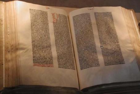 Il Codex Purpureus contiene i vangeli di Matteo e Marco scritti in greco: è preziosissimo perché le sue pagine sono state tinte con la porpora, e i testi sono scritti in oro. Foto: http://www.