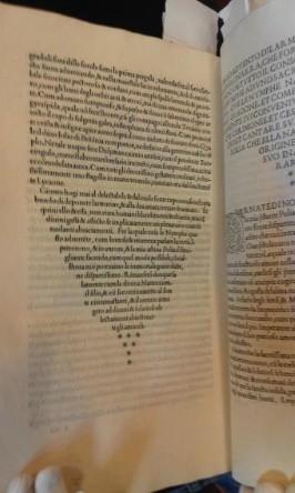 L'Hypnerotomachia Poliphili, stampato a Venezia di Aldo Manuzio nel 1499: è definito il più bel libro rinascimentale, perché usa caratteri molto nitidi, le parole si dispongono in maniera artistica e