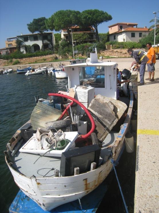 Il materiale trovato sul fondo del mare è stato raccolto dentro dei retini utilizzati nella mitilicoltura, gentilmente offerti dalla Cooperativa Olbiamitili : i rifiuti più comuni sono stati