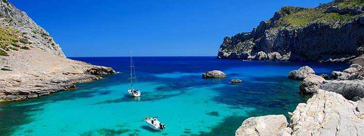 La crociera Baleari a toda vela! Un alternarsi di spiagge di sabbia finissima e calette nascoste, racchiuse tra alte coste rocciose, acque cristalline dai colori caraibici e una vivace vita notturna.