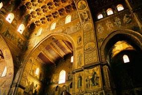 Visitare Palermo è come rivivere il passato attraversando diverse epoche storiche; ogni angolo si distingue per monumenti, chiese, palazzi che raccontano la città nei vari secoli.