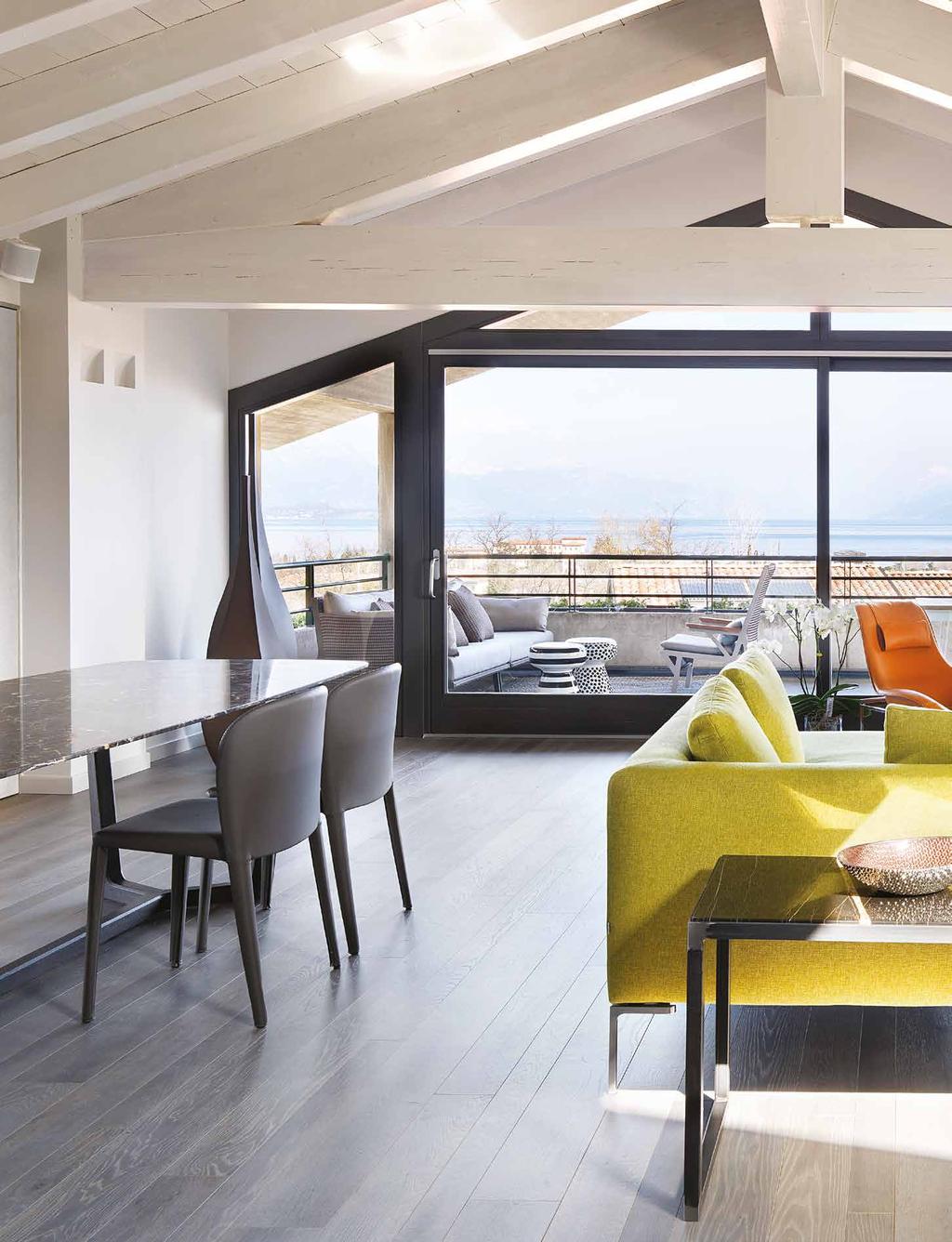 al centro DELL INFINITO Affacciato sul Lago di Garda, un attico dagli interni moderni e colorati si unisce