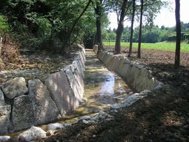 - ripresa di frane e rinforzo arginature con pietre, creazione di salti di fondo, su un