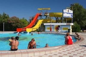 spiaggia privata del villaggio.