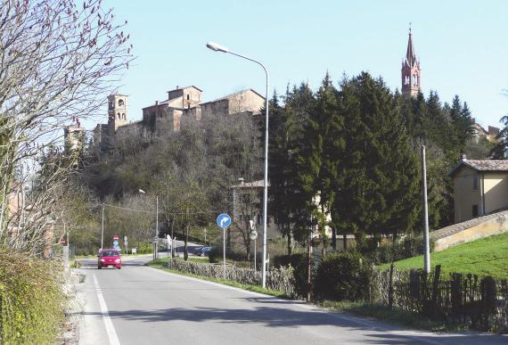 Il nucleo del centro storico di Castelvetro, visto risalendo il corso del
