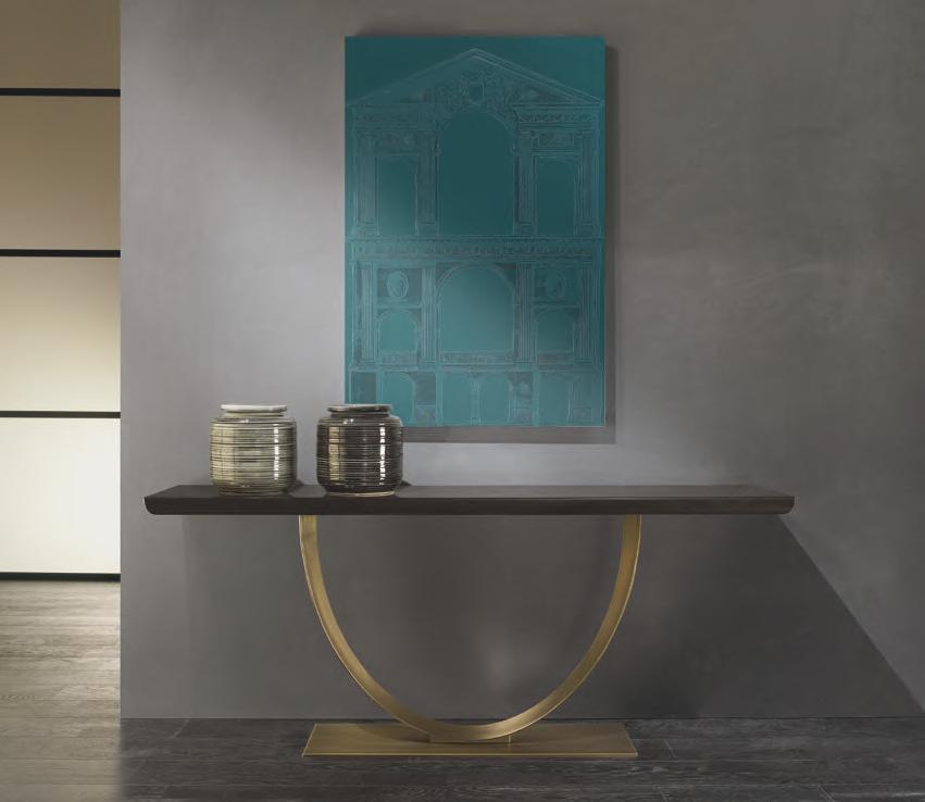 Console con base a semi arco in metallo color bronzo e piano di appoggio in essenza lignea scura laccata lucida, adatto a realizzare un ambiente di ingresso che annuncia, con eleganza, lo stile di