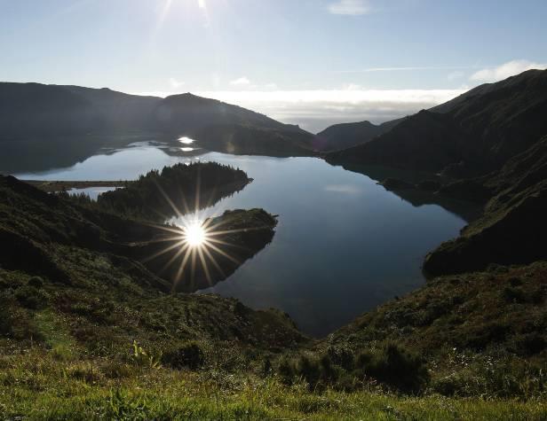 3 giorno / São Miguel Furnas (il lago nel cratere del vulcano ancora attivo) (100 km) L Isola Verde: tra romantici giardini inglesi, limpidi laghi vulcanici e a pranzo nella caldera Partenza di prima