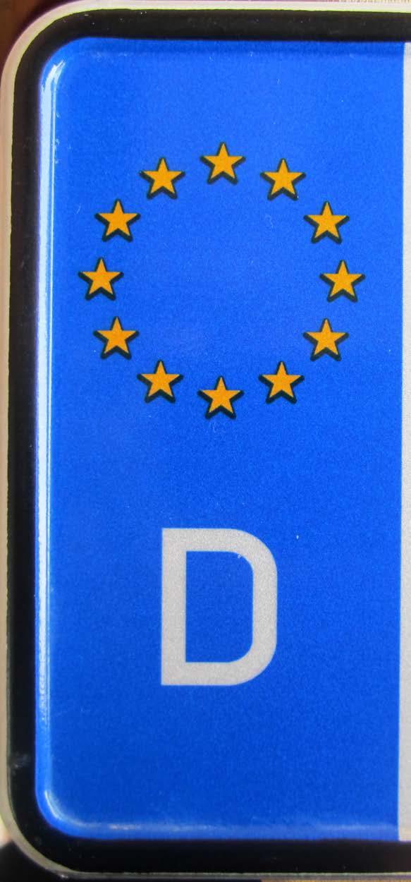 blu con lo stemma europeo (12 stelle) e nella parte inferiore la sigla automobilistica internazionale dello