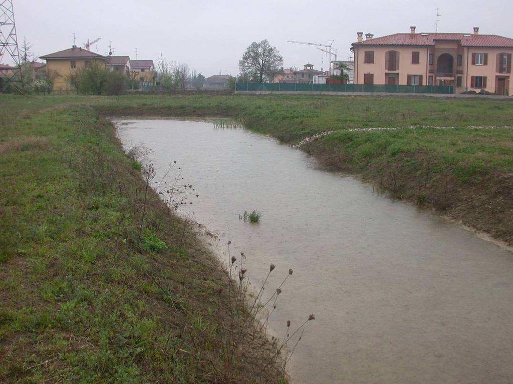 Gli invasi di laminazione possono essere realizzati attraverso laghetti, normalmente pieni di acqua, il