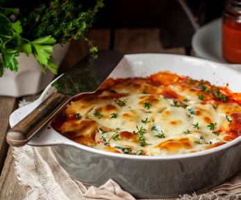 Lasagne alla zucca 4 persone 260 kcal a porzione tempo di preparazione: 60 minuti facile Ingredienti: 1 zucca Hokkaido 2 bietole 2 spicchi d aglio ¼ litro di brodo