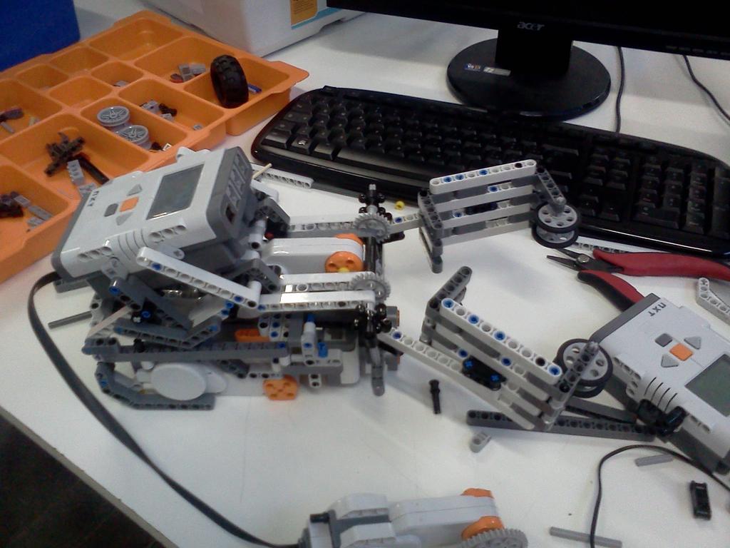 CAP. 4 MECCANICA Il robot è stato costruito con pezzi Lego, in particolare con i pezzi Lego della serie Mindstorm.