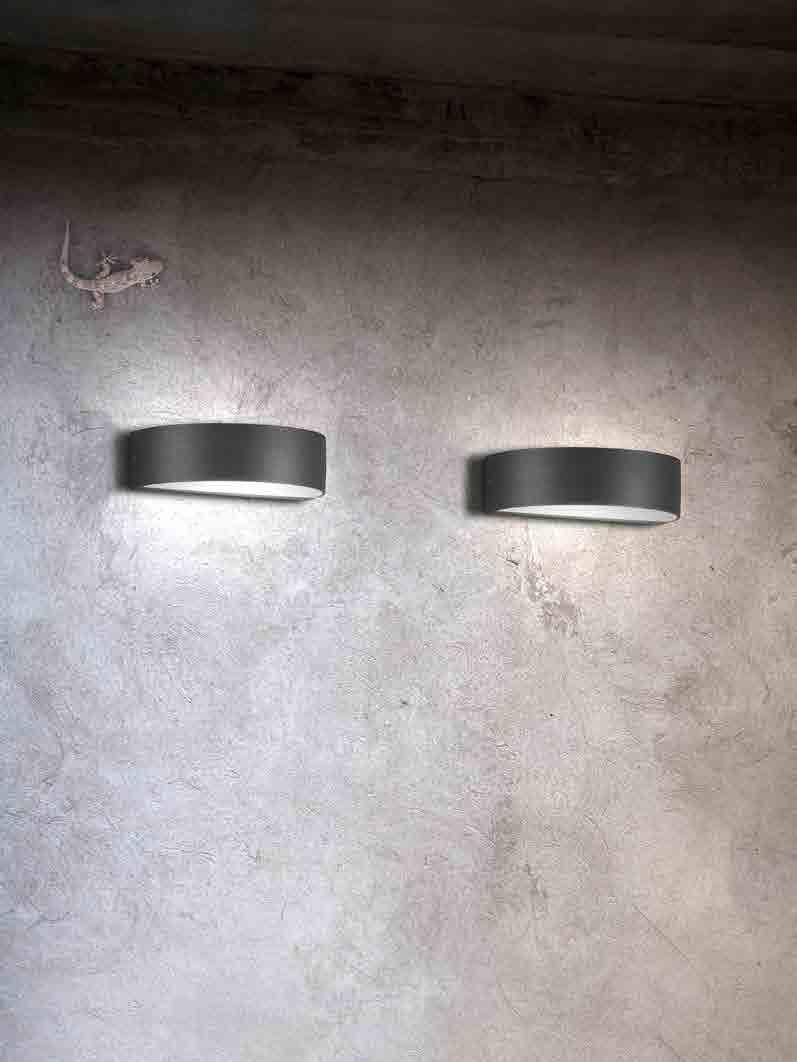 S o t t o s o p r a p a r e t e w a l l Collezione di lampade a parete in due varianti di forma, con corpo in alluminio verniciato bianco opaco o grigio scuro, diffusore in