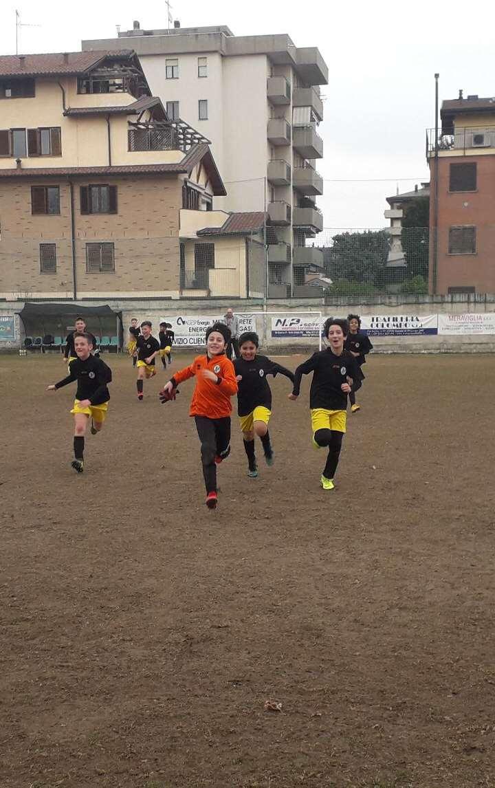 scossa di euforia e una grinta contagiosa. I compagni ripongono nel nuovo arrivato la fiducia per fare bene e infatti al 3' minuto ALESSANDRO segna la doppietta,su assist di Lorenzo.