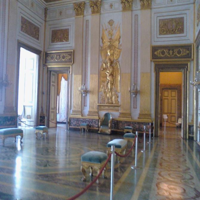 Il palazzo reale, voluto dal re Carlo di Borbone, fu costruito come sede di