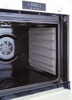 Una volta che il forno si è raffreddato, passare un panno umido per rimuovere eventuali residui.