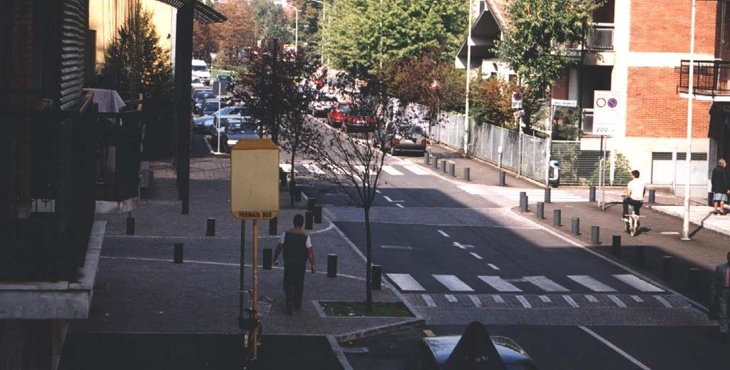 2.2 Percorsi pedonali protetti Lo spostamento a piedi è il necessario anello di congiunzione tra i luoghi di partenza e di arrivo e le fermate dei mezzi pubblici o i parcheggi dei mezzi privati: i