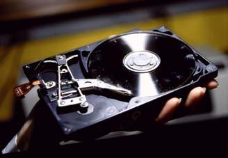 Le memorie di massa 1 Dispositivi magnetici Disco fisso: è la principale memoria secondaria (detto anche disco rigido, dall inglese hard disk) -è costituito da dischi rotanti rivestiti di materiale