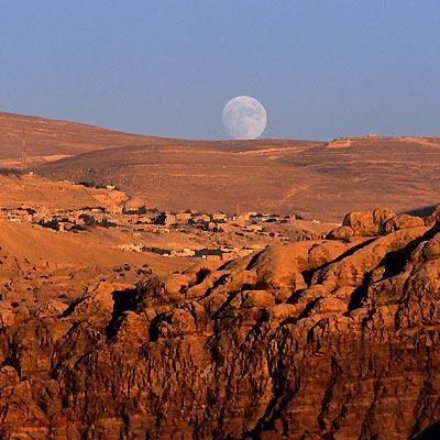 A Beida si possono osservare ancora numerose case scavate nella roccia arenaria e dalle sontuose facciate.